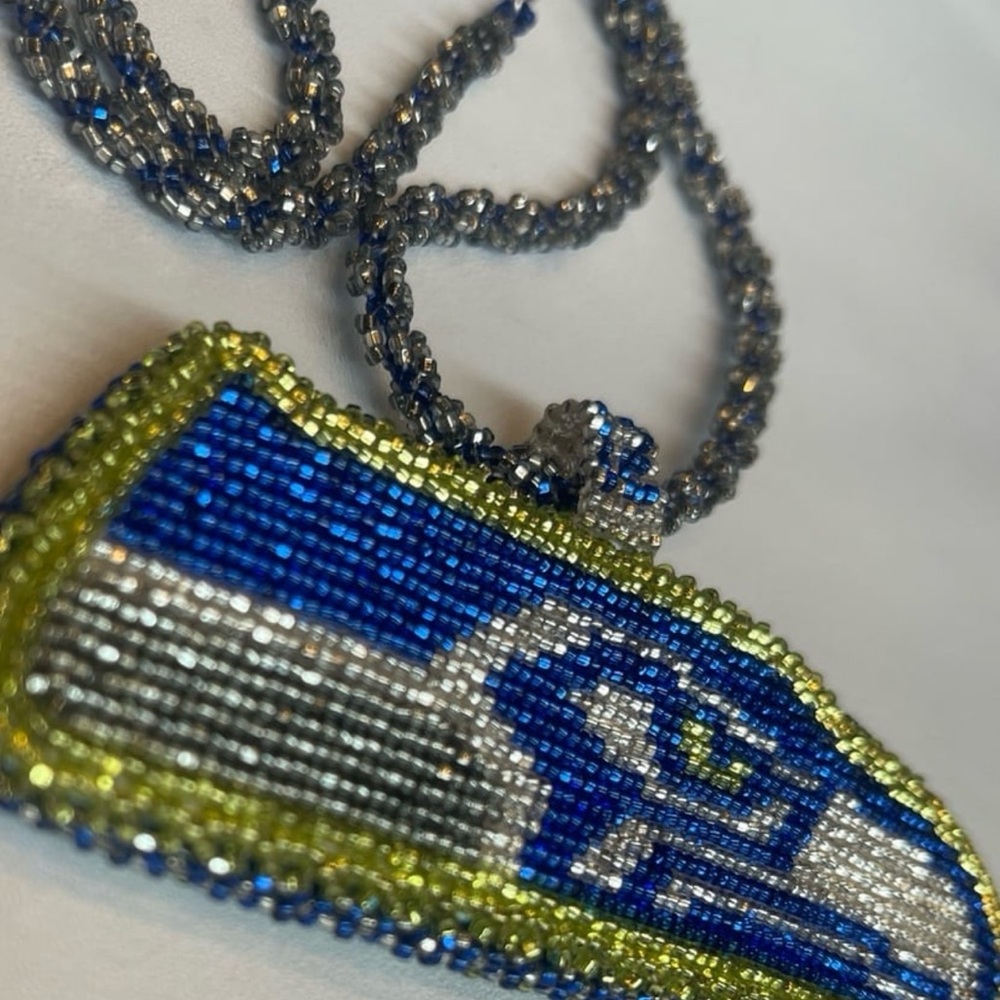 Hand-beaded Seahawks necklace and medallion - Picture 2 of 3